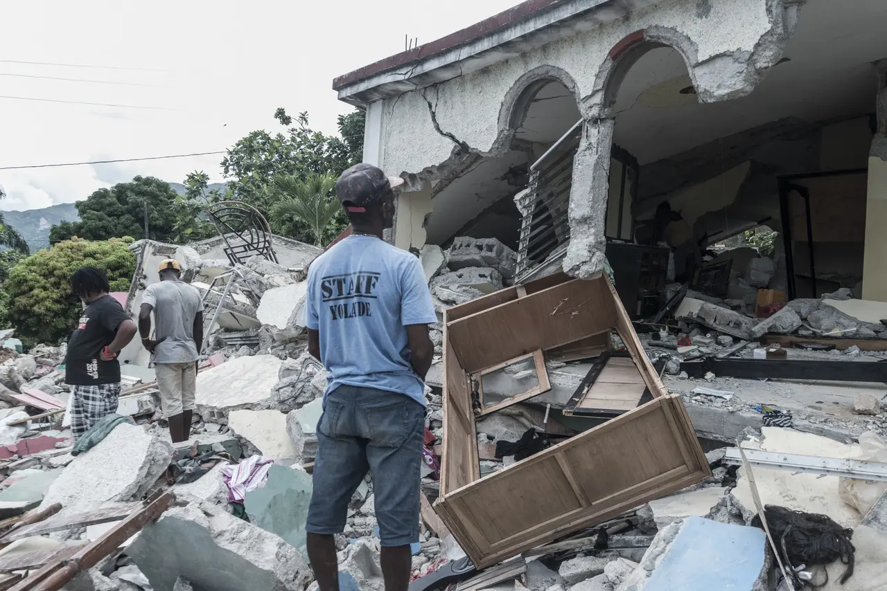 Imagem da notícia: Haiti é atingido por ciclone tropical; resgate de vítimas de terremoto é interrompido