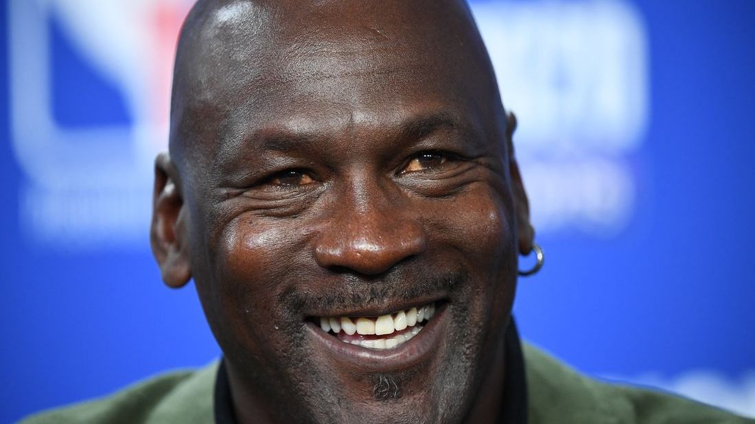 Michael Jordan sorri durante coletiva de imprensa da NBA