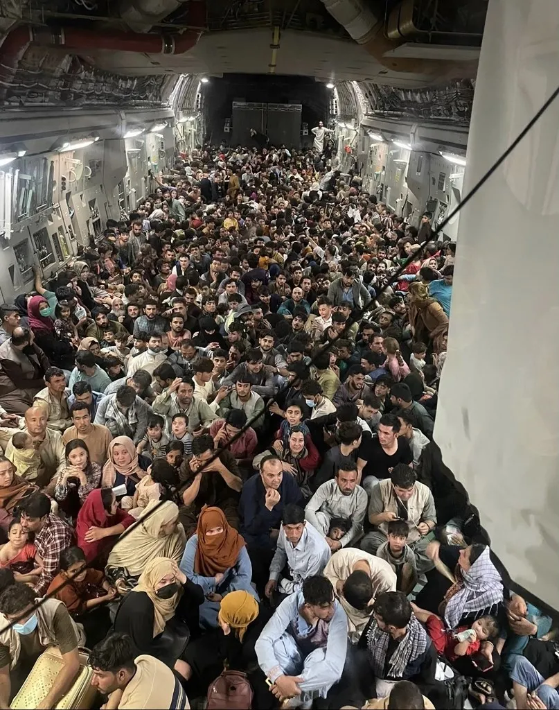 Imagem da Força Aérea dos EUA mostrou interior de avião com 640 pessoas sendo evacuadas do país afegão