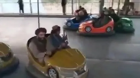 Membros do grupo Talibã são filmados em parque de diversão. No local, eles se divertem em brinquedos, como carrinhos bate-bate e carrossel, comemorando a ocupação no Afeganistão.