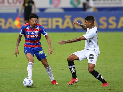 Atletas de Fortaleza e Santos disputam bola