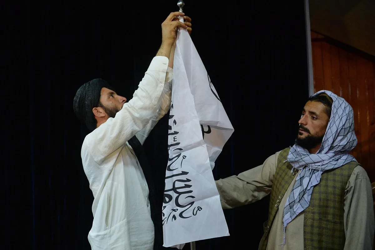 Homens do Talibã erguem bandeira no Afeganistão