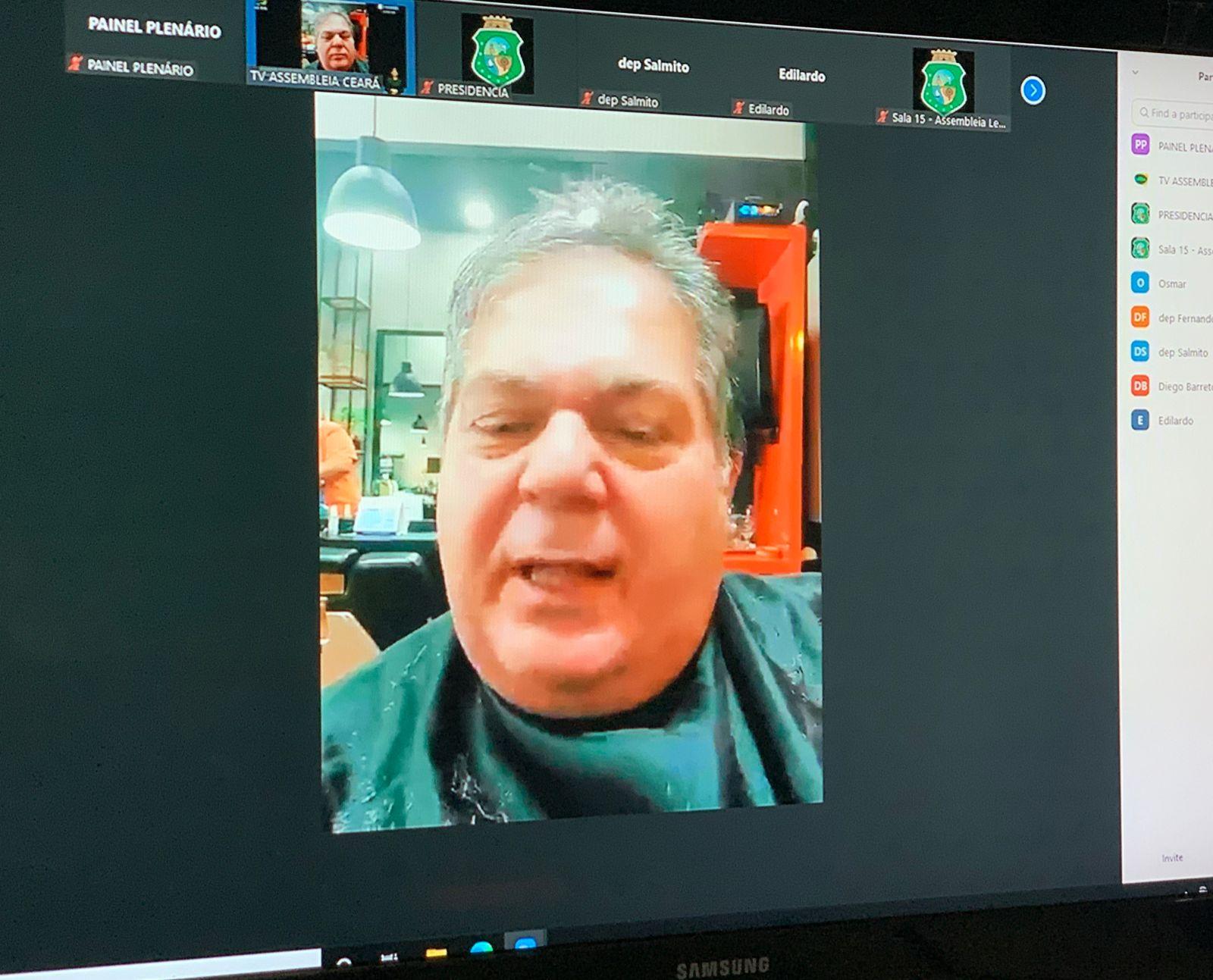 Deputado Osmar Baquit em uma barbearia