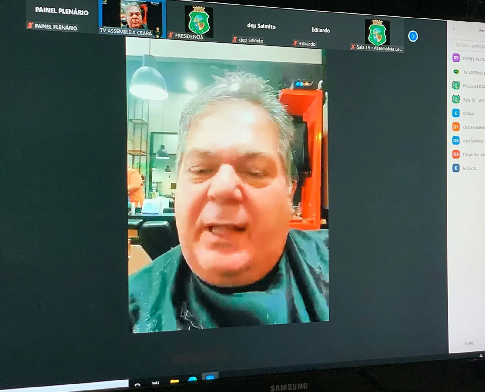 Deputado Osmar Baquit em uma barbearia