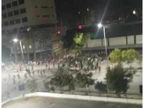 Nesta madrugada, foi registrado um confronto entre a Guarda Municipal de Fortaleza (GMF) e os feirantes da rua José Avelino