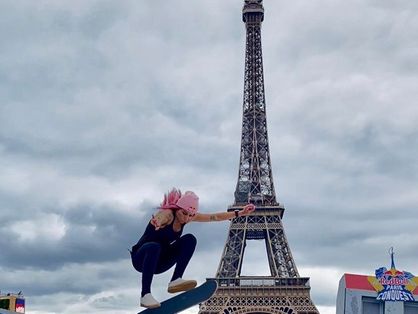 Letícia Bufoni realiza manobra de skate em Paris, na França