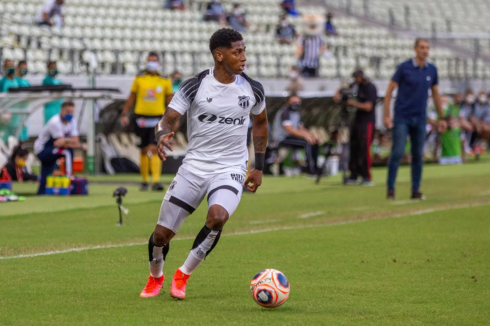 Yony González em ação pelo Ceará