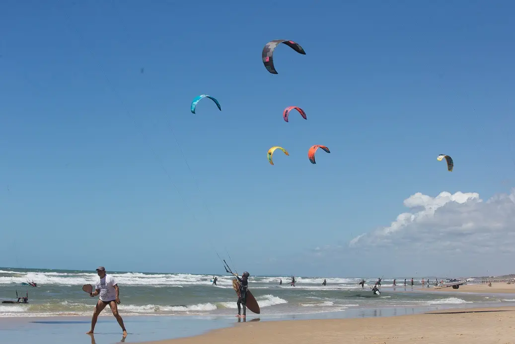 Kitesurfistas na Praia do Futuro