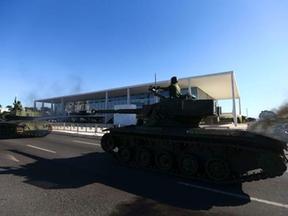 Desfile de tanques em frente ao Palácio do Planalto, em Brasília/DF