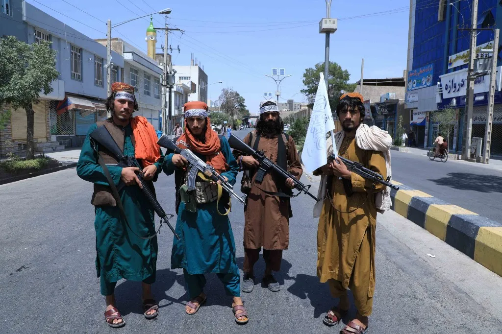 Membros do Talibã patrulham ruas de cidades afegãs usando armamentos pesados