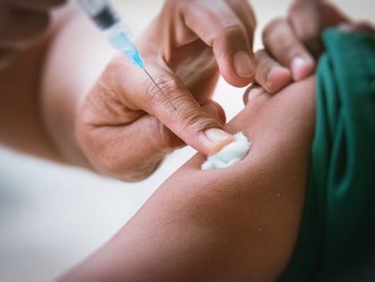 Plano detalhe de pessoa sendo vacinada no braço