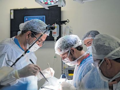 Sala de cirurgia com médicos que ilustra uma cena de transplante de órgão