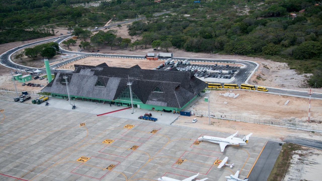 vista aérea do aeroporto de jericoacoara, com aviões na pista