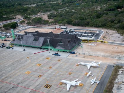 vista aérea do aeroporto de jericoacoara, com aviões na pista