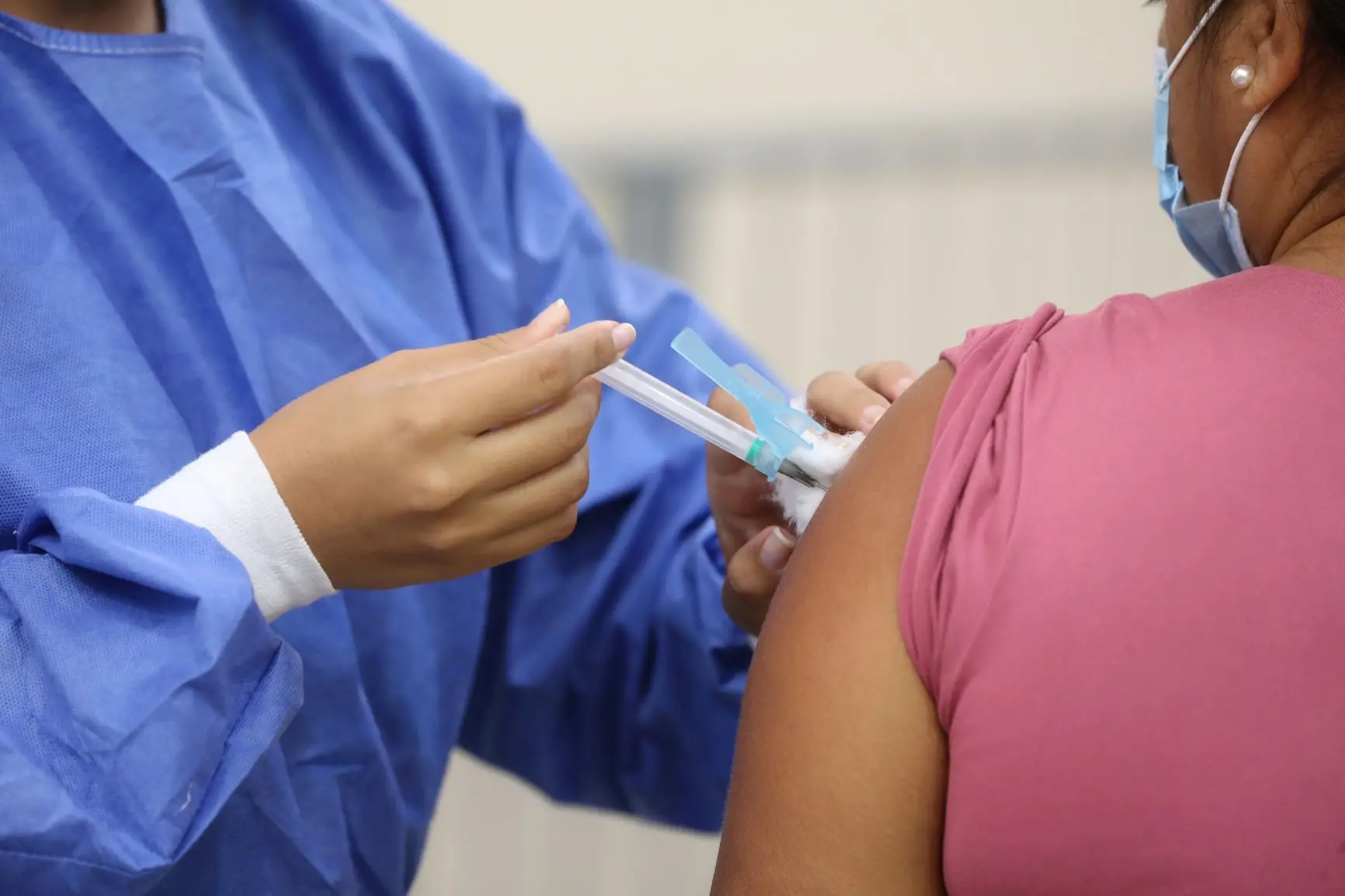 pessoa sendo vacinada