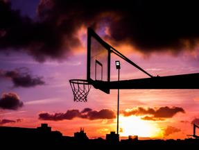 Cesta de basquete no pôr do sol