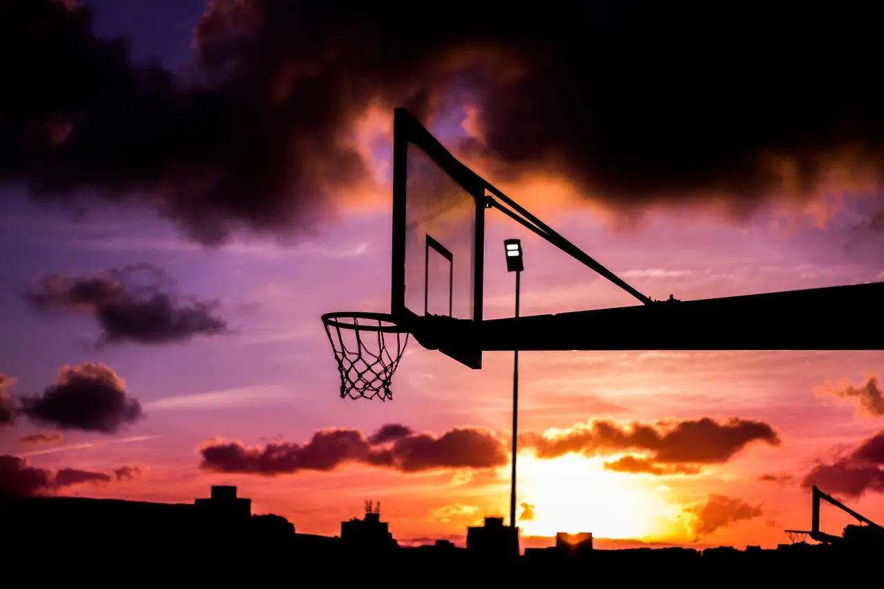 Cesta de basquete no pôr do sol