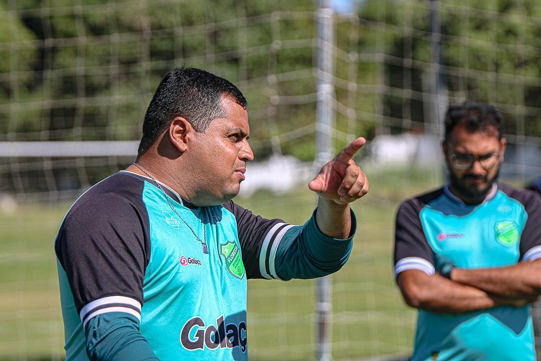 Partida do campeonato do torneio índia x bangladesh com fundo do estádio de  críquete