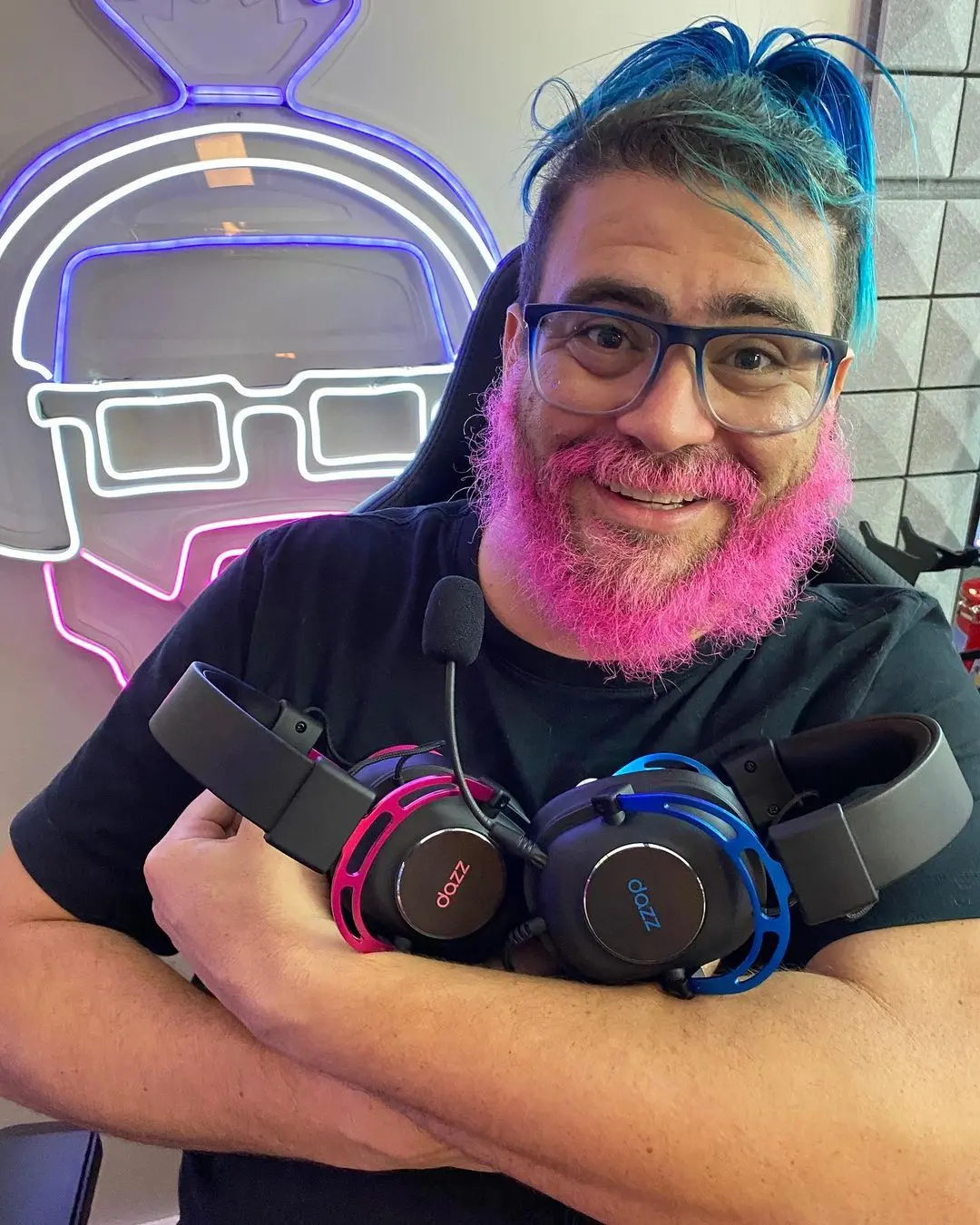 Youtuber e gamer Raulzito segurando fones de ouvido