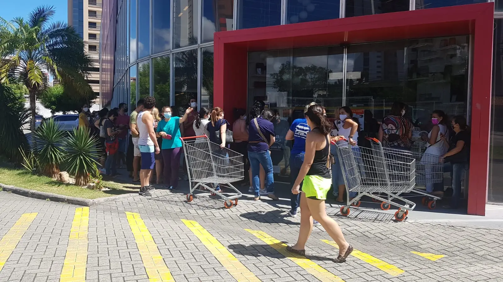 Etna tem fila e aglomeração nesta sexta-feira após anúncio de liquidação de estoque na unidade