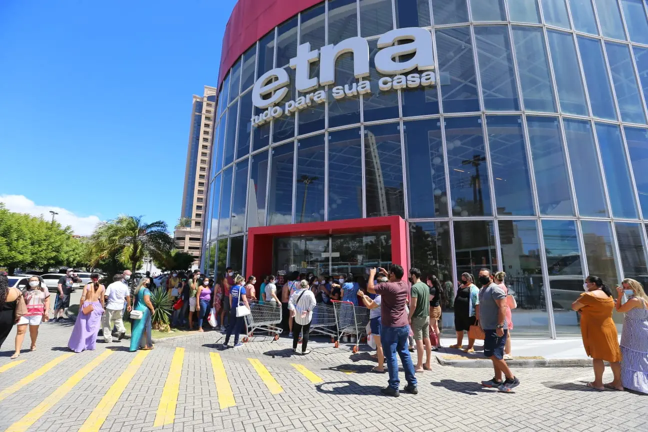 Etna tem fila e aglomeração nesta sexta-feira após anúncio de liquidação de estoque na unidade
