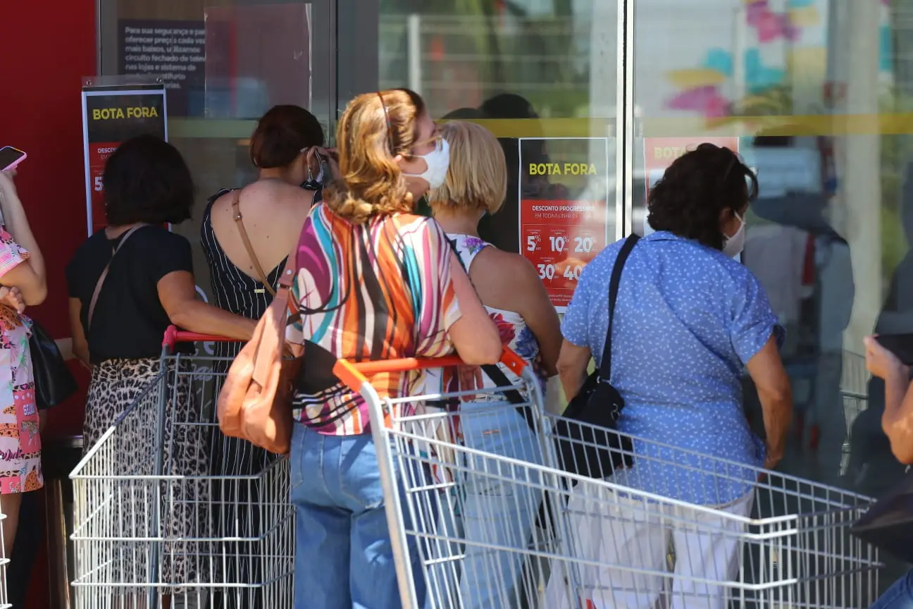 Etna tem fila e aglomeração nesta sexta-feira após anúncio de liquidação de estoque na unidade
