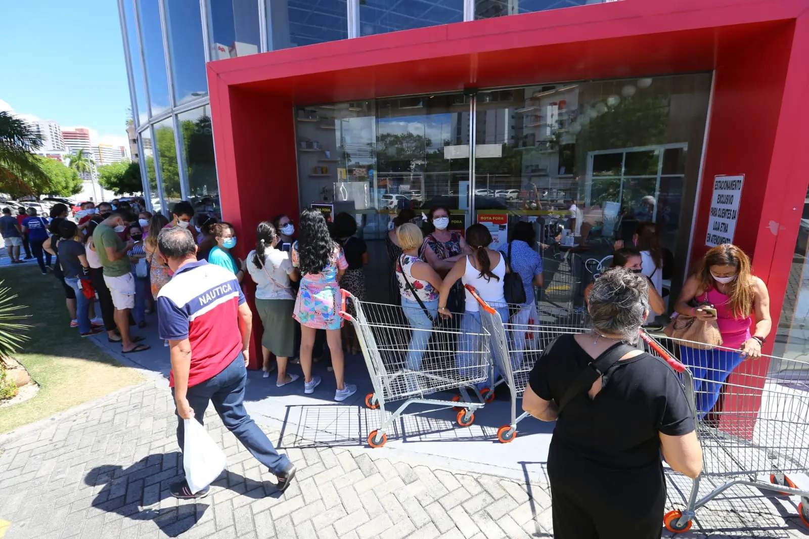 Etna tem fila e aglomeração nesta sexta-feira após anúncio de liquidação de estoque na unidade