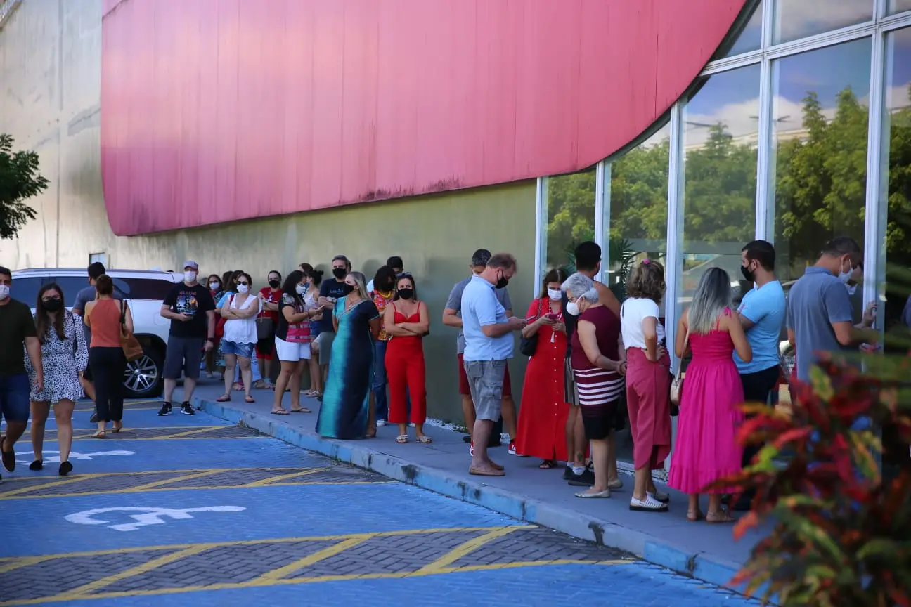 Etna tem fila e aglomeração nesta sexta-feira após anúncio de liquidação de estoque na unidade