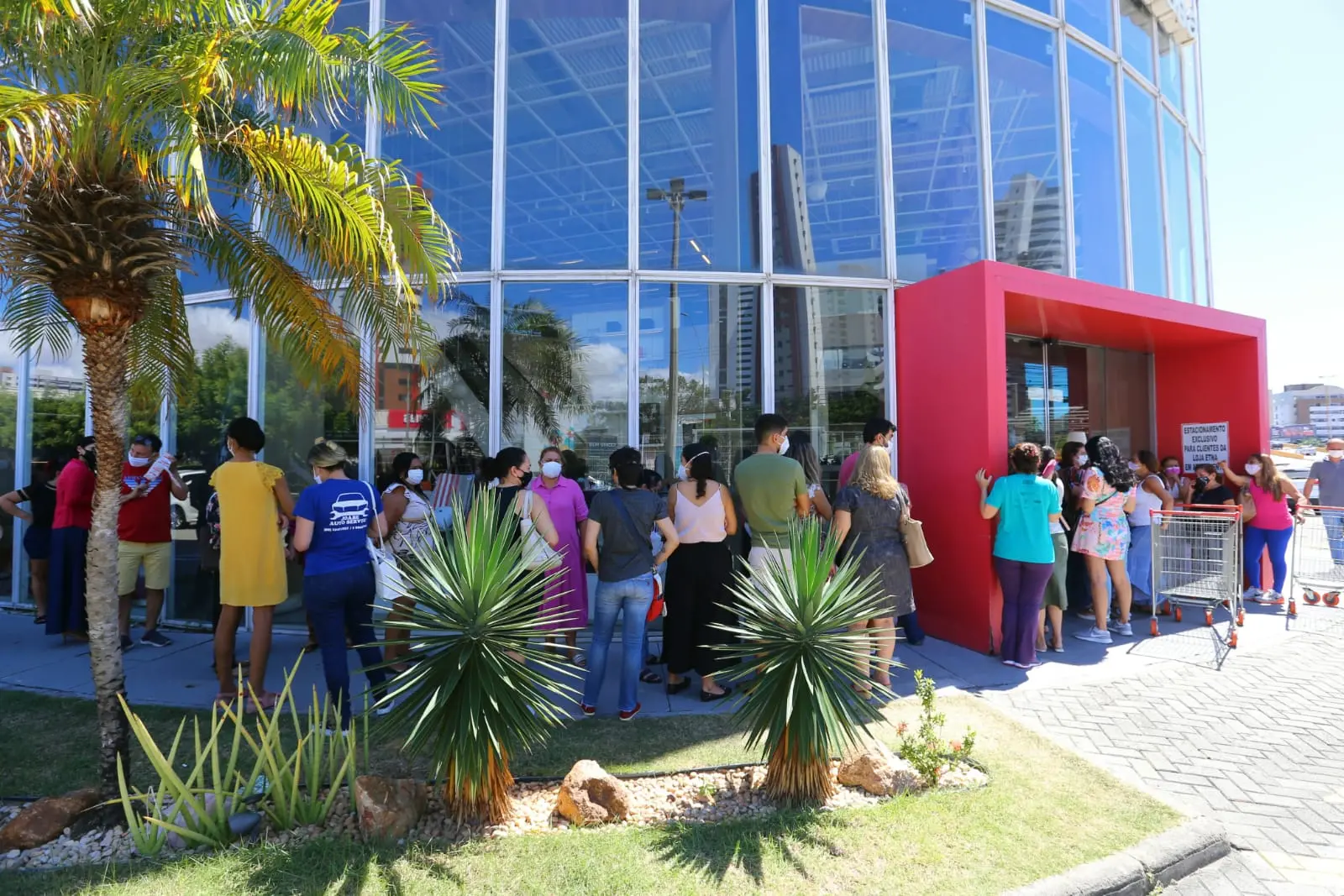 Etna tem fila e aglomeração nesta sexta-feira após anúncio de liquidação de estoque na unidade