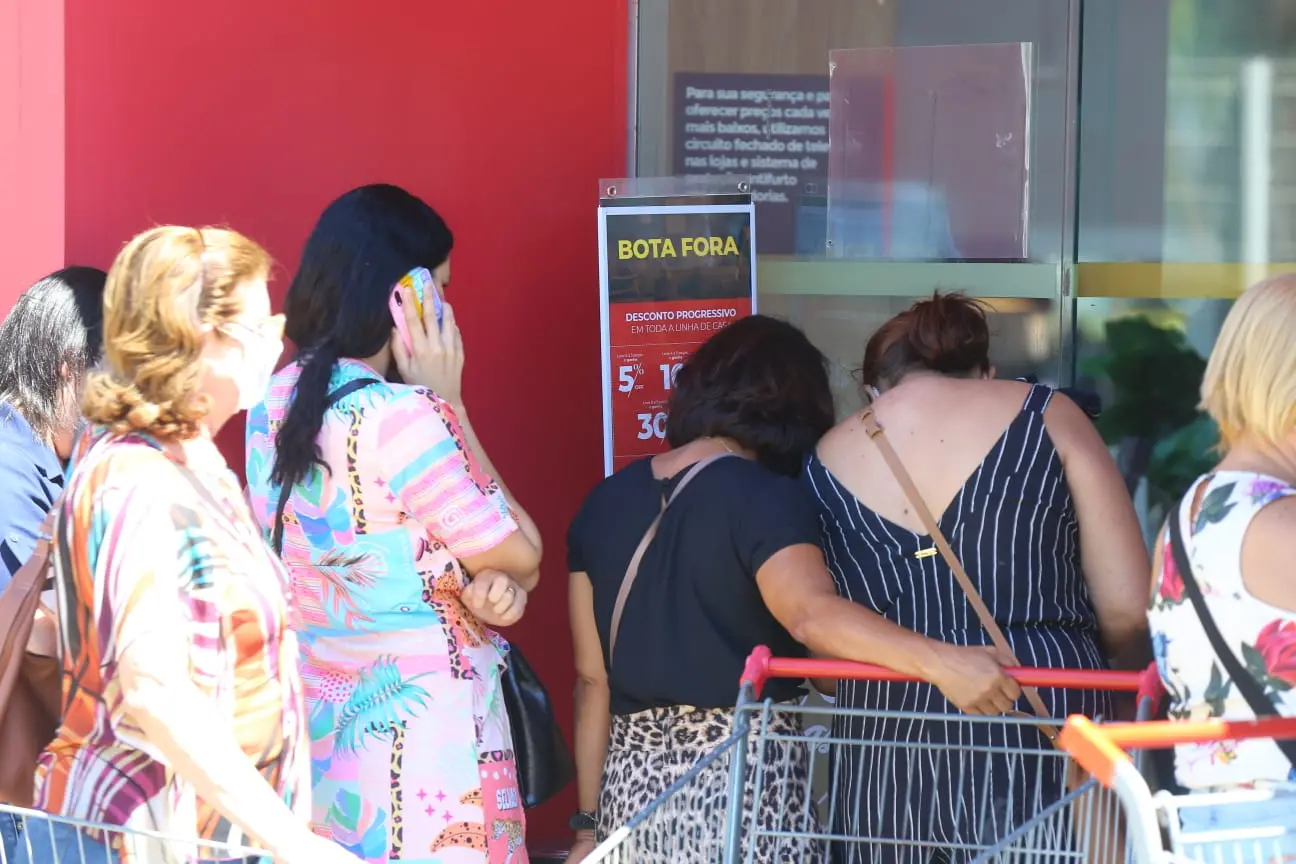 Etna tem fila e aglomeração nesta sexta-feira após anúncio de liquidação de estoque na unidade