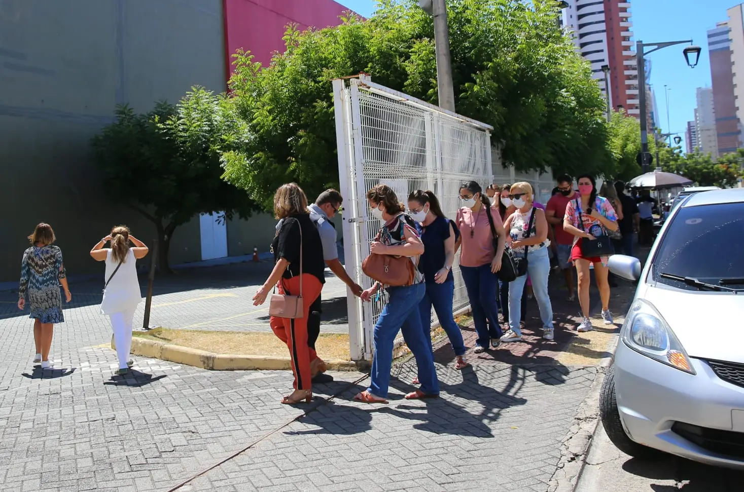 Etna tem fila e aglomeração nesta sexta-feira após anúncio de liquidação de estoque na unidade