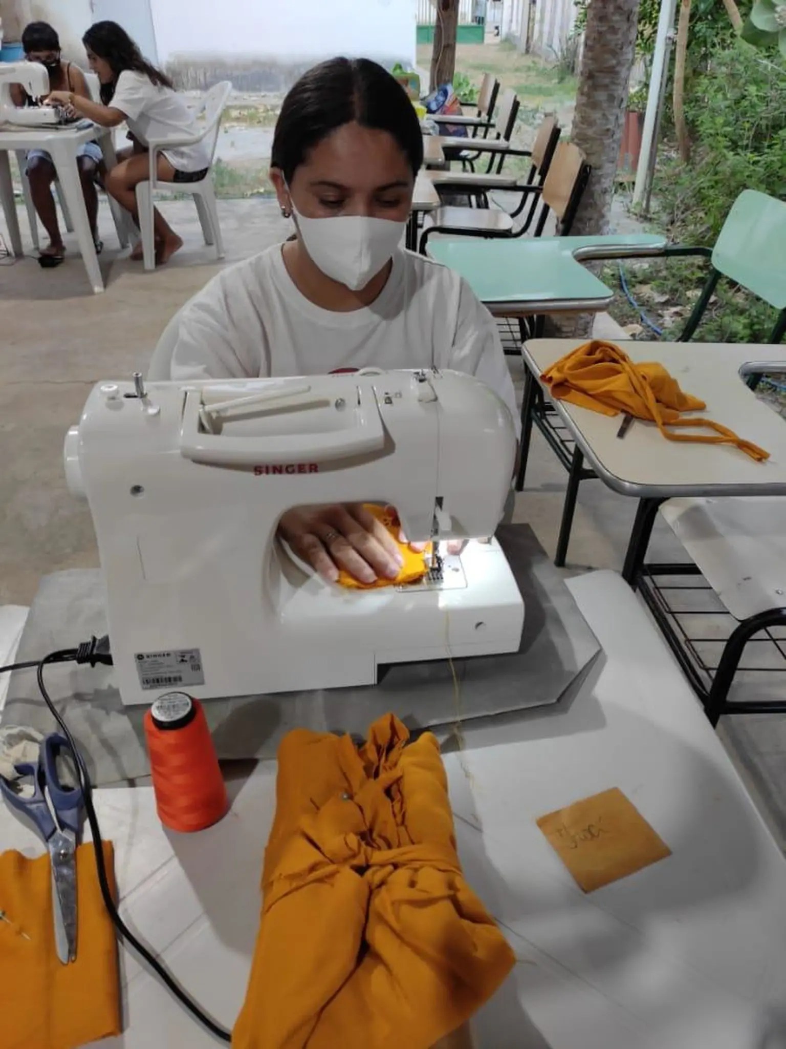Mulher em máquina de costura