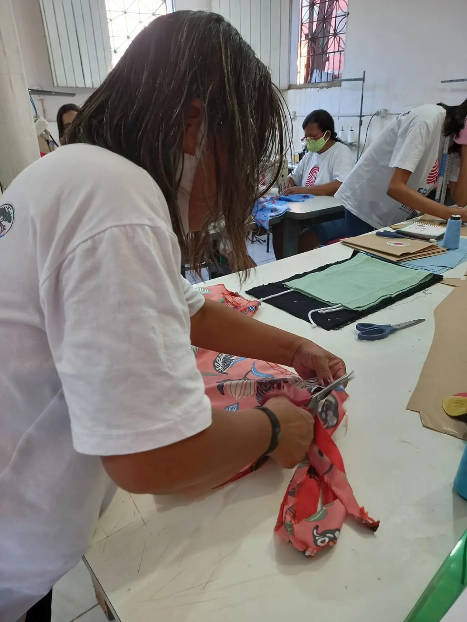 Mulher cortando tecido