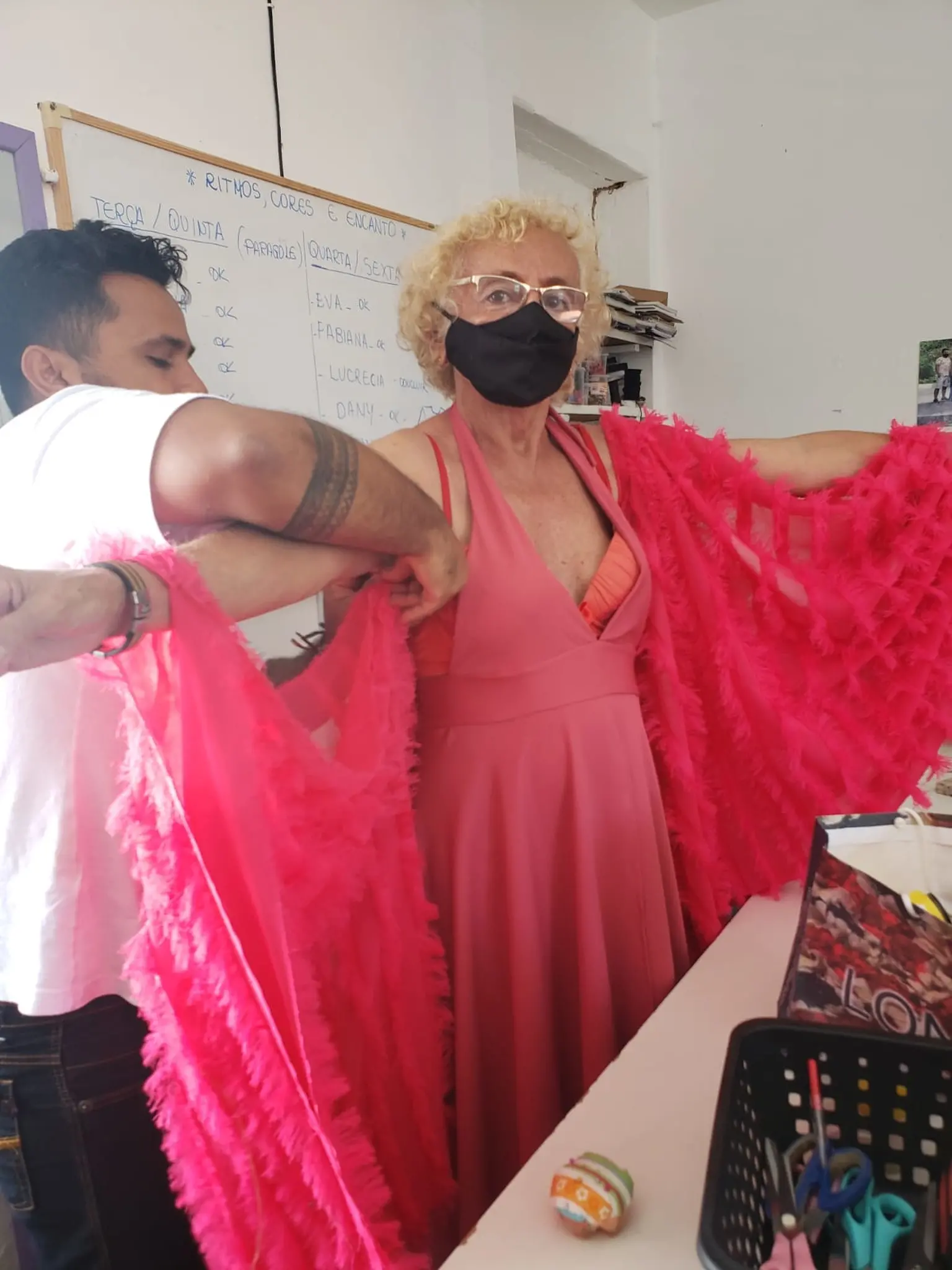 Mulher experimenta roupa