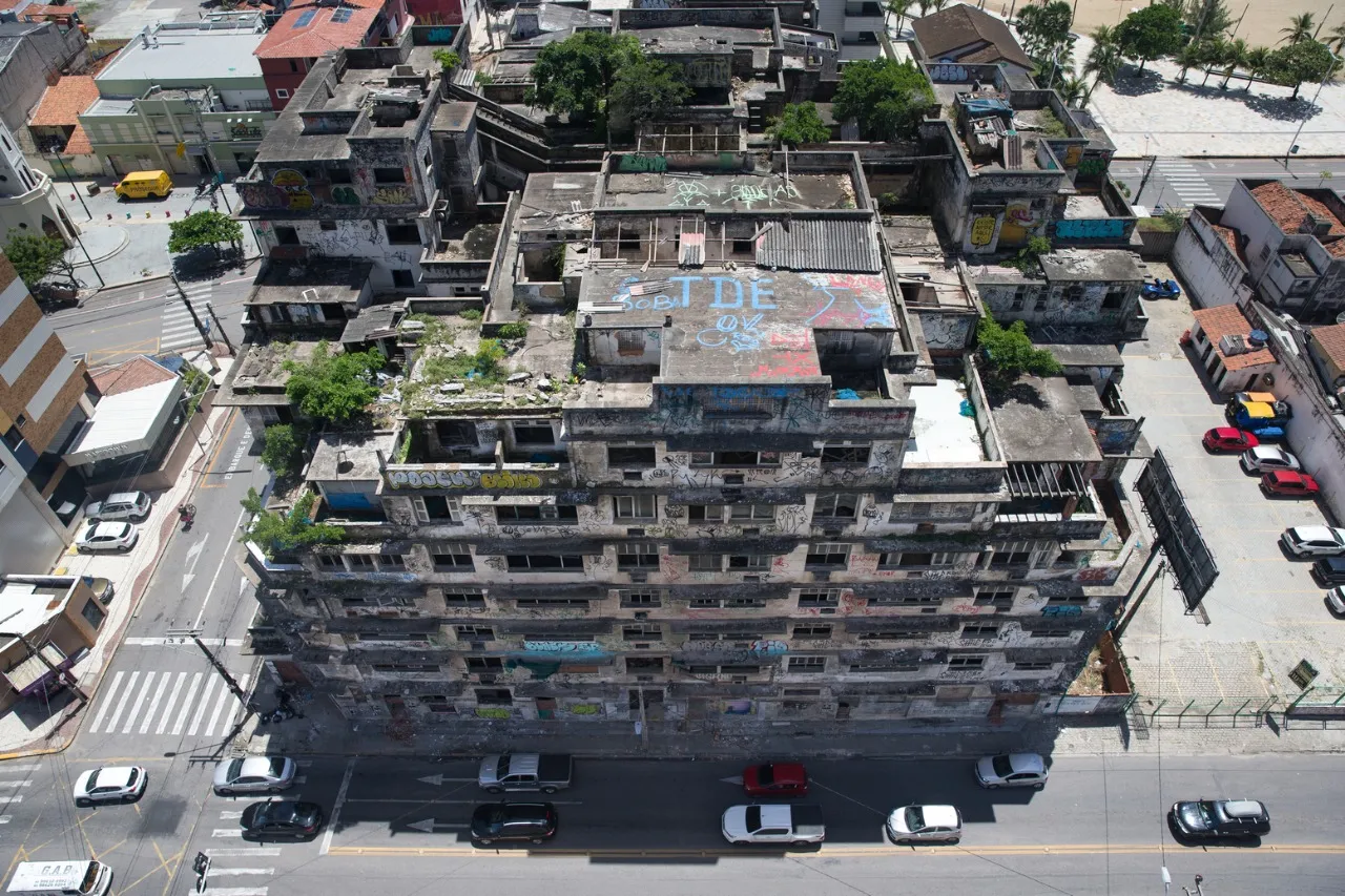 A Prefeitura informou que “o estado atual do edifício põe em risco a vida dos transeuntes e moradores do entorno”.