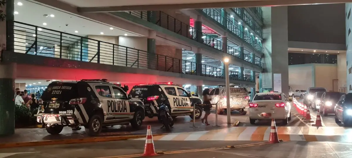 Viaturas da Polícia Militar do Ceará no estacionamento do Shopping Iguatemi