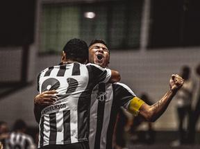 Atletas do Ceará comemoram gol