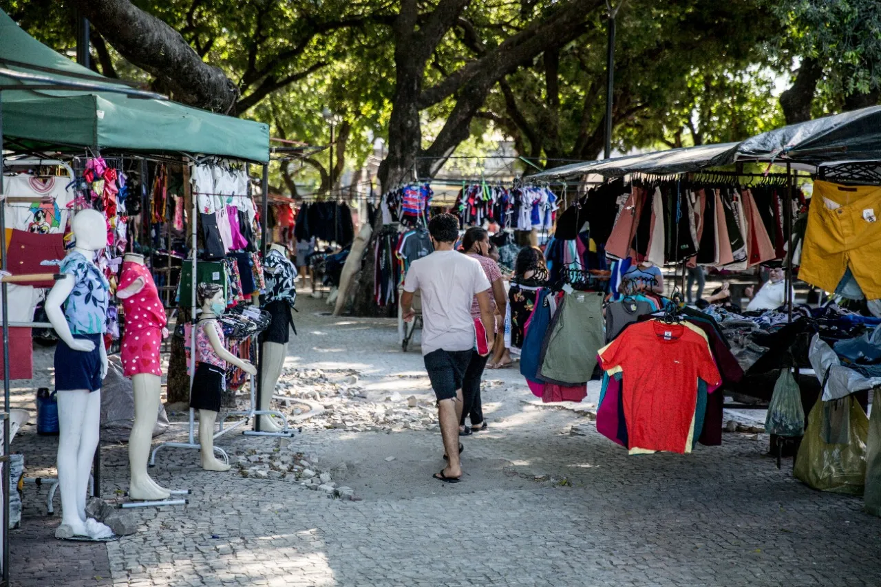 Comércio ambulante predomina na Praça da Lagoinha, no Centro