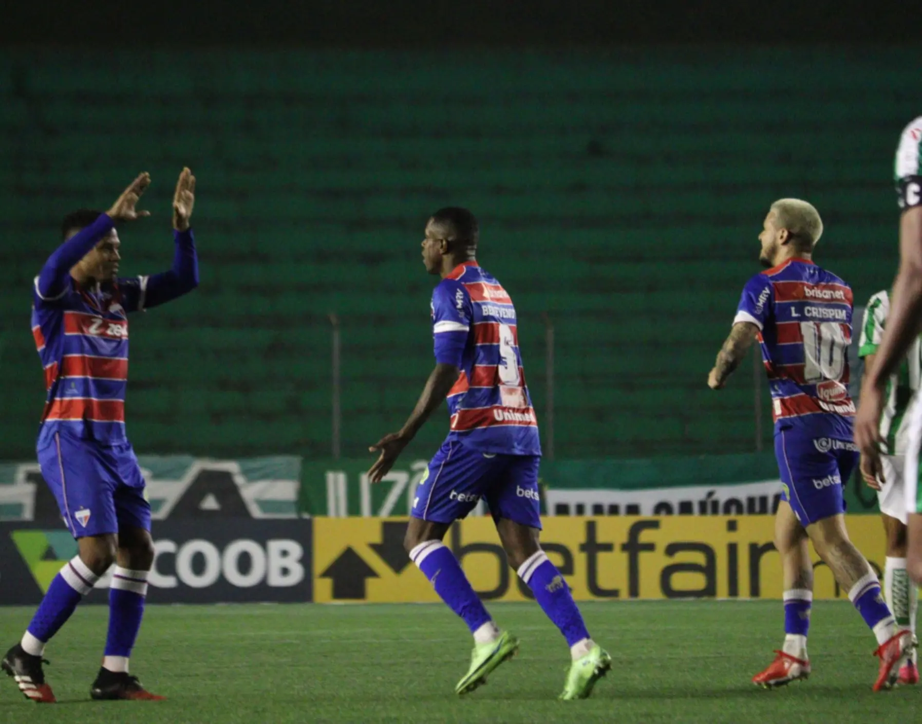 Zagueiro Marcelo Benevenuto comemora gol do Fortaleza sobre o Juventude