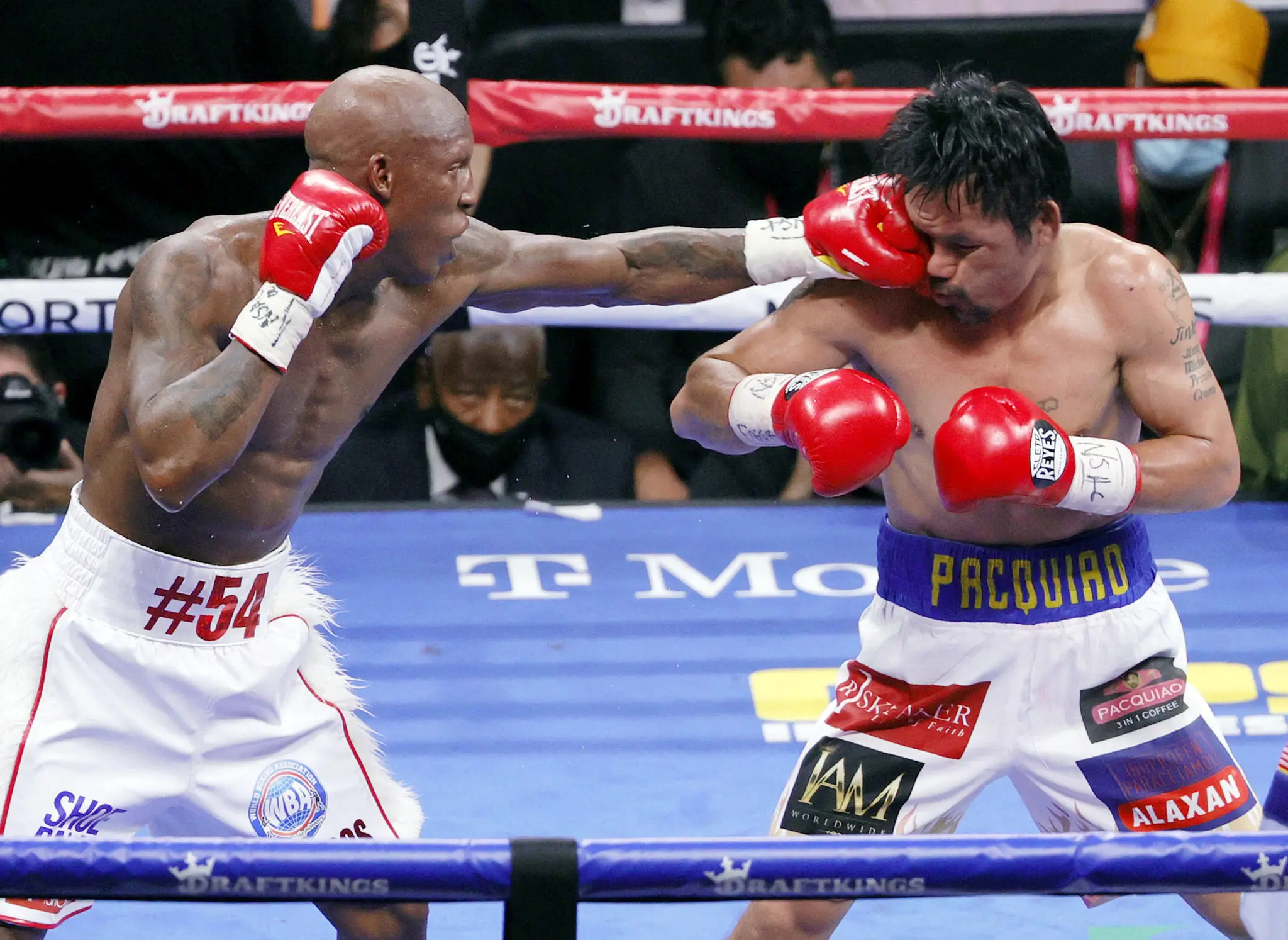 Pacquiao recebe golpe do Ugas