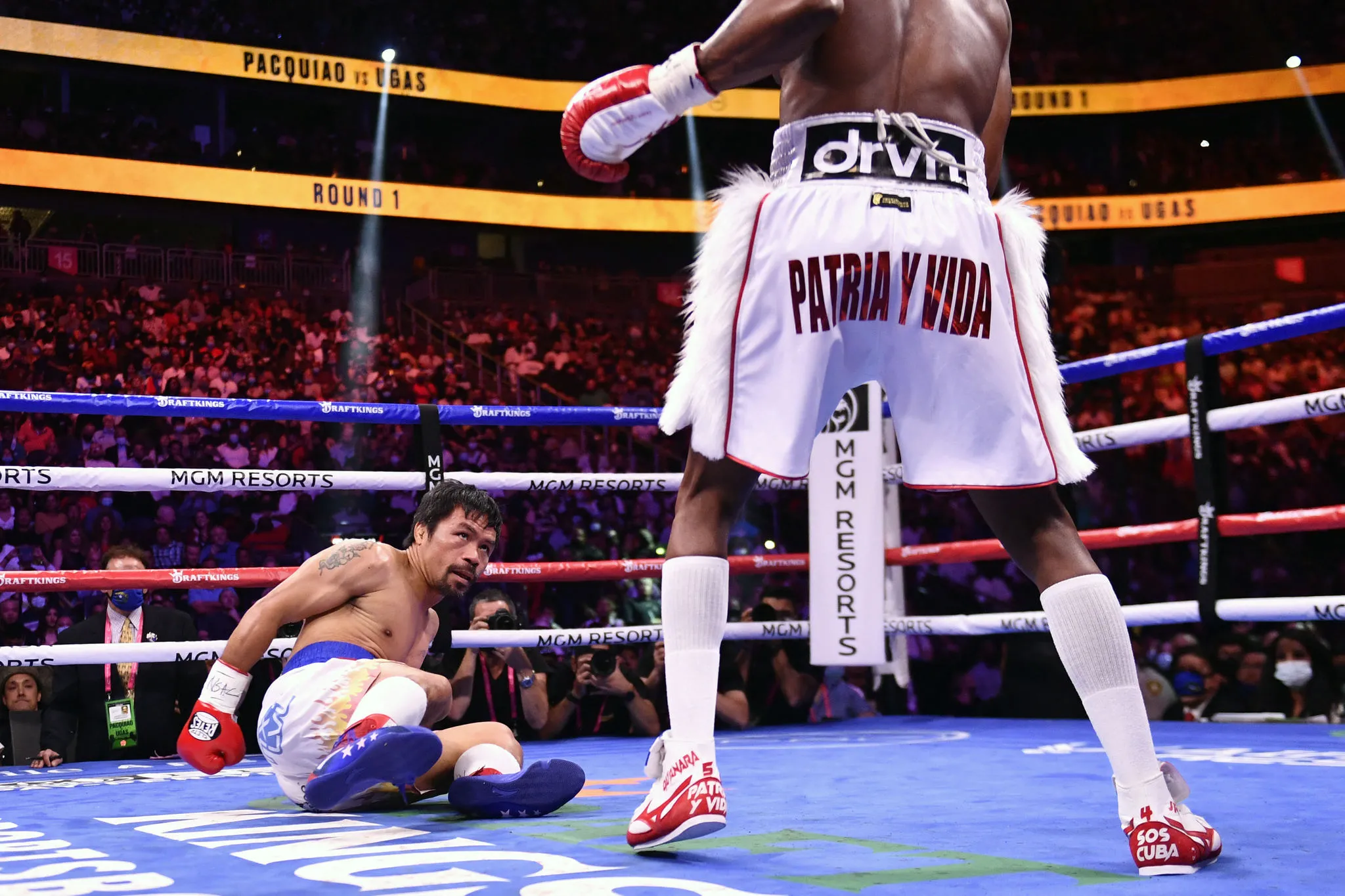 Pacquiao no chão após se desequilibrar em luta com Ugas