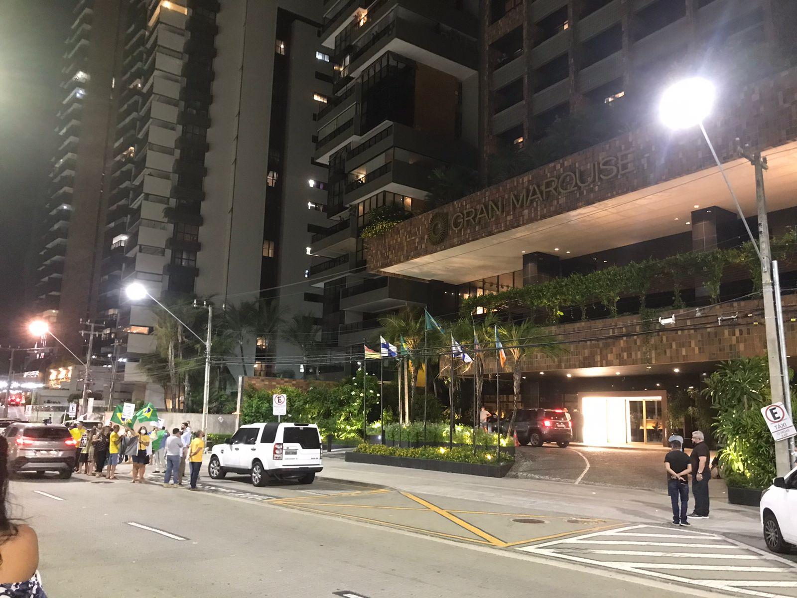 Manifestantes pró-Bolsonaro se reuniram para protestar na Av. Beira Mar