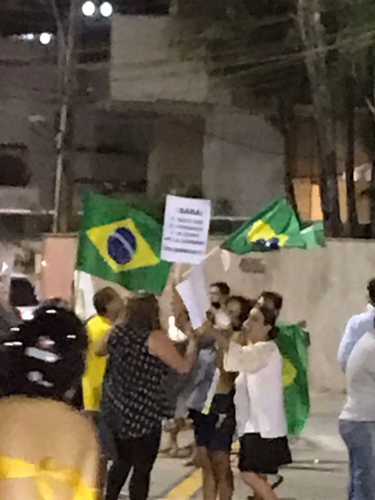 Os ânimos se exaltaram após um apoiador de Lula tomar uma das faixas do grupo contrário