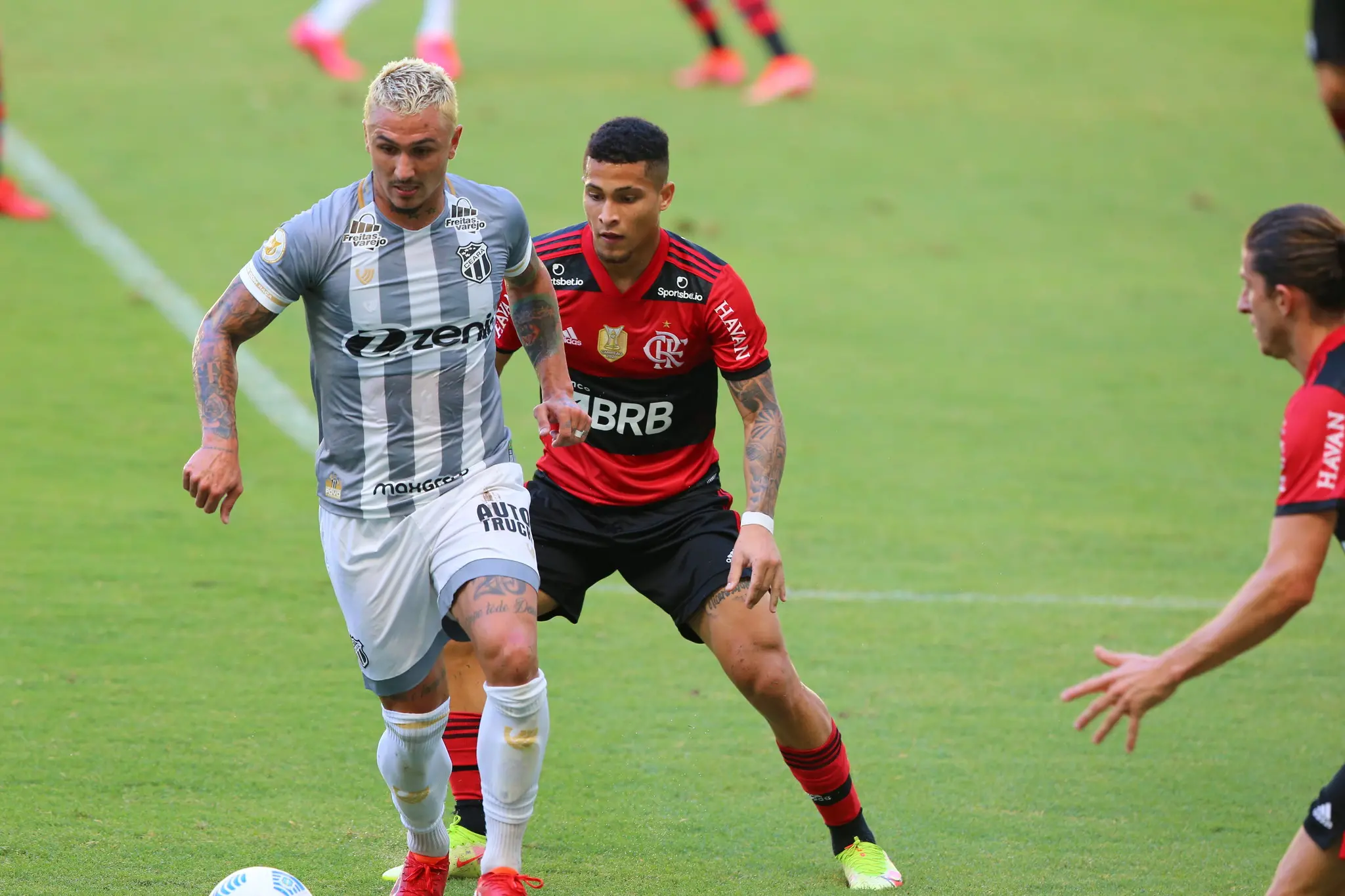 Vina conduz a bola contra defensor flamenguista