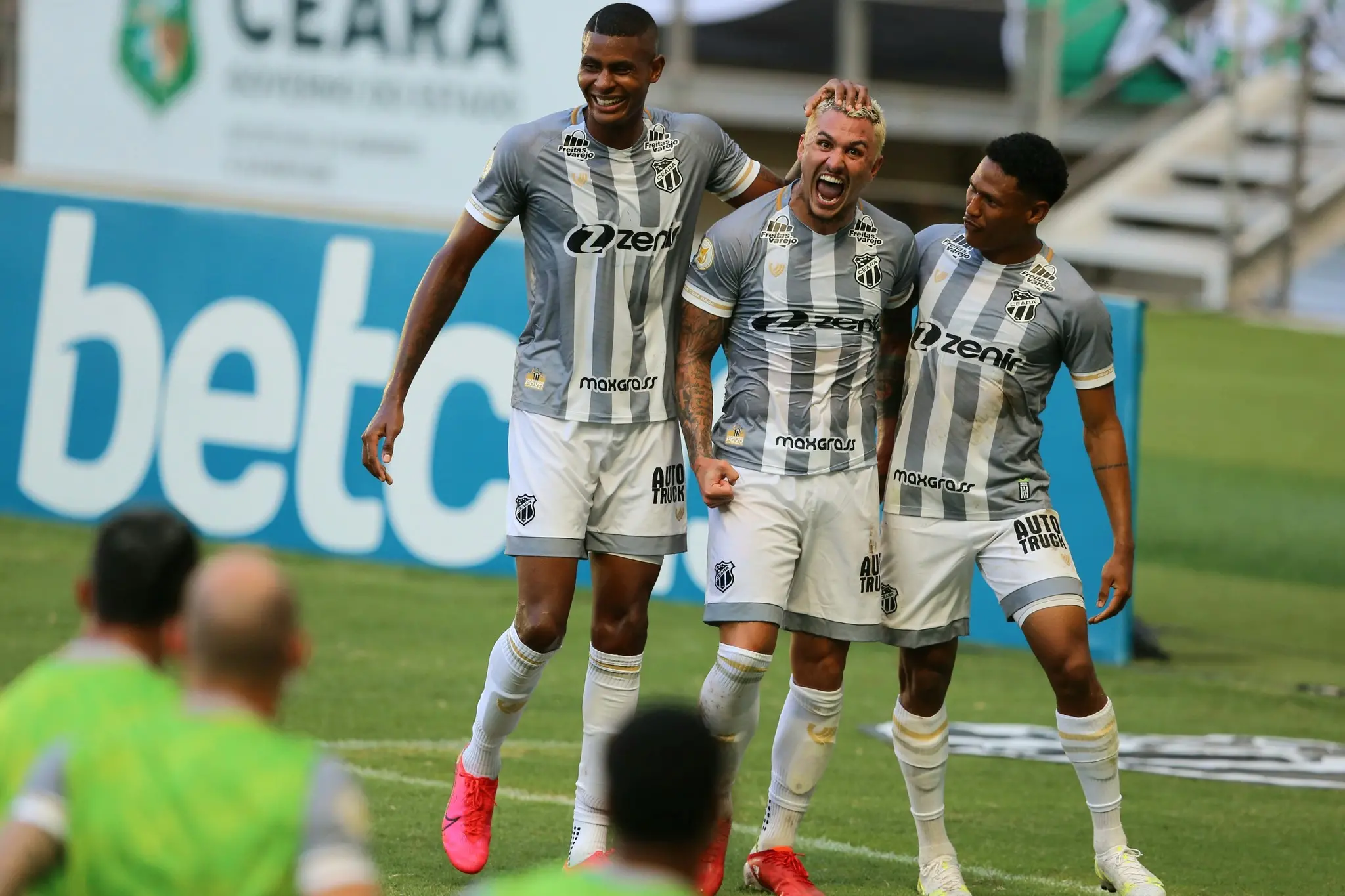 Meia Vina comemora gol marcado contra o Flamengo