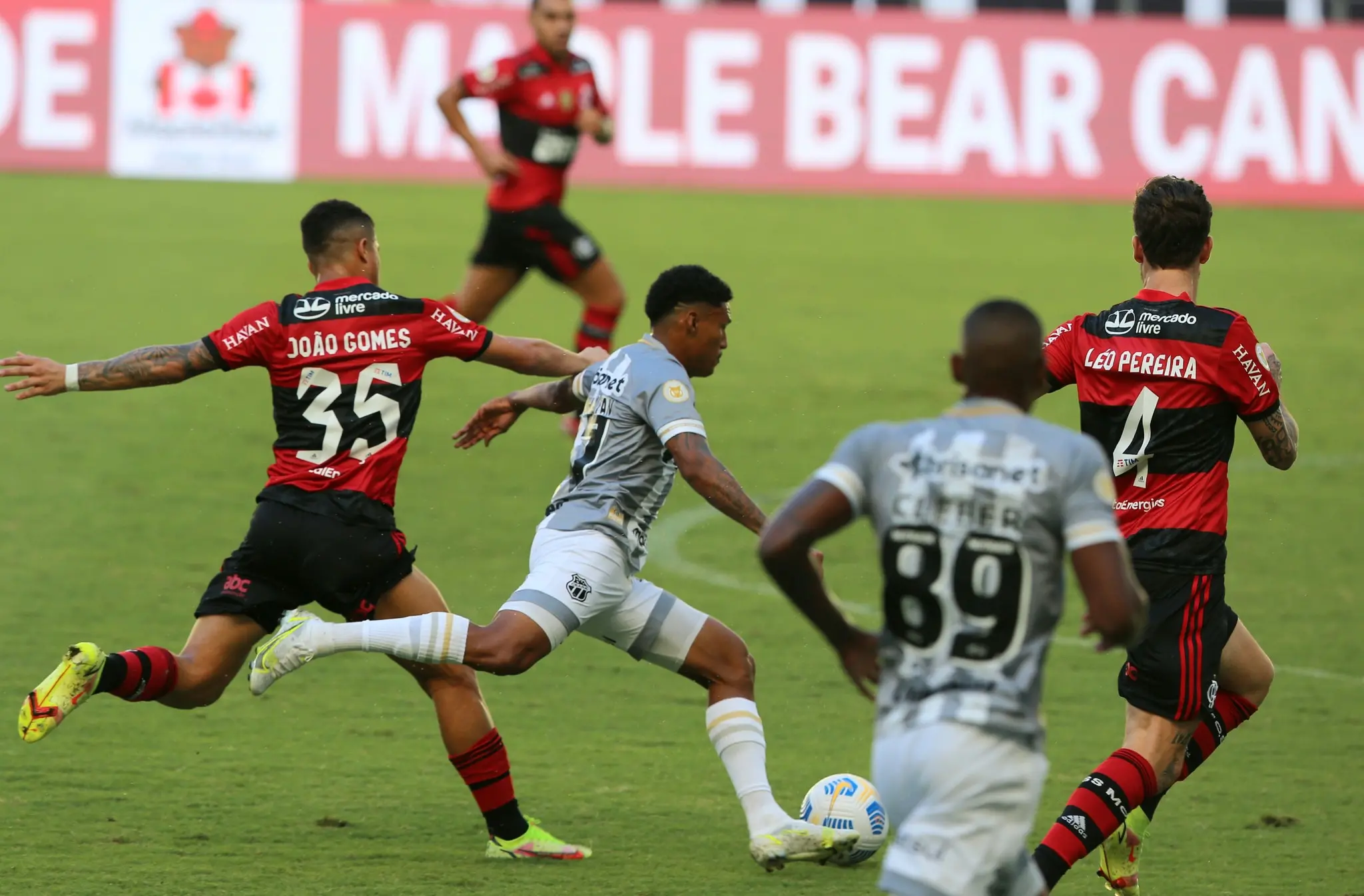 Rick tenta passar por marcadores do Flamengo