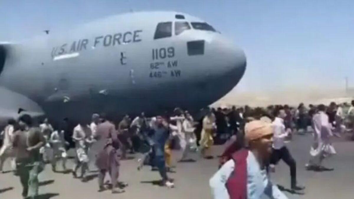 Para tentar escapar do Afeganistão após o retorno do Talibã, civis se agarraram a lataria das aeronaves que partiam do país