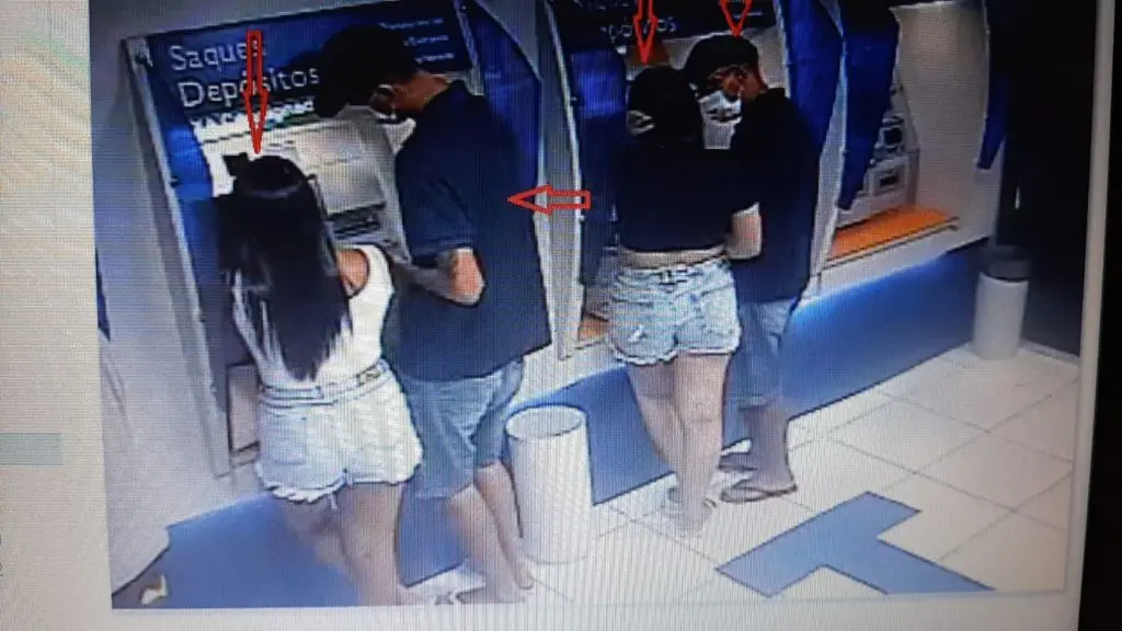 Imagem de câmera mostrando suspeitos divididos em duplas realizando ação criminosa em agência bancária