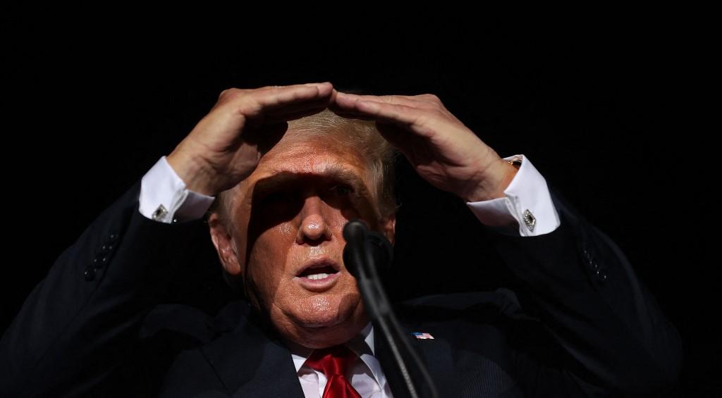 Trump com mãos erguidas sobre a cabeça após ser vaiado