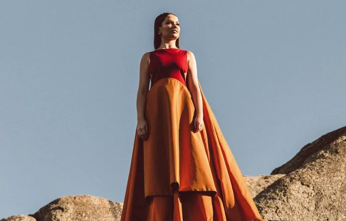 Juliette com vestido bicolor na Serra de Quixadá